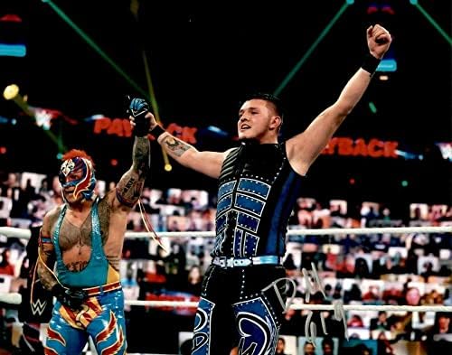 Dominik Mysterio Aláírt WWE Smackdown 8x10 Fotó - Dedikált Birkózás Fotók